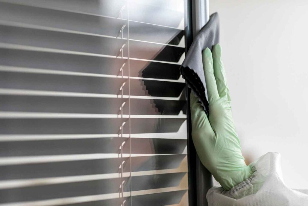 Errores comunes al intentar limpiar persianas en casa