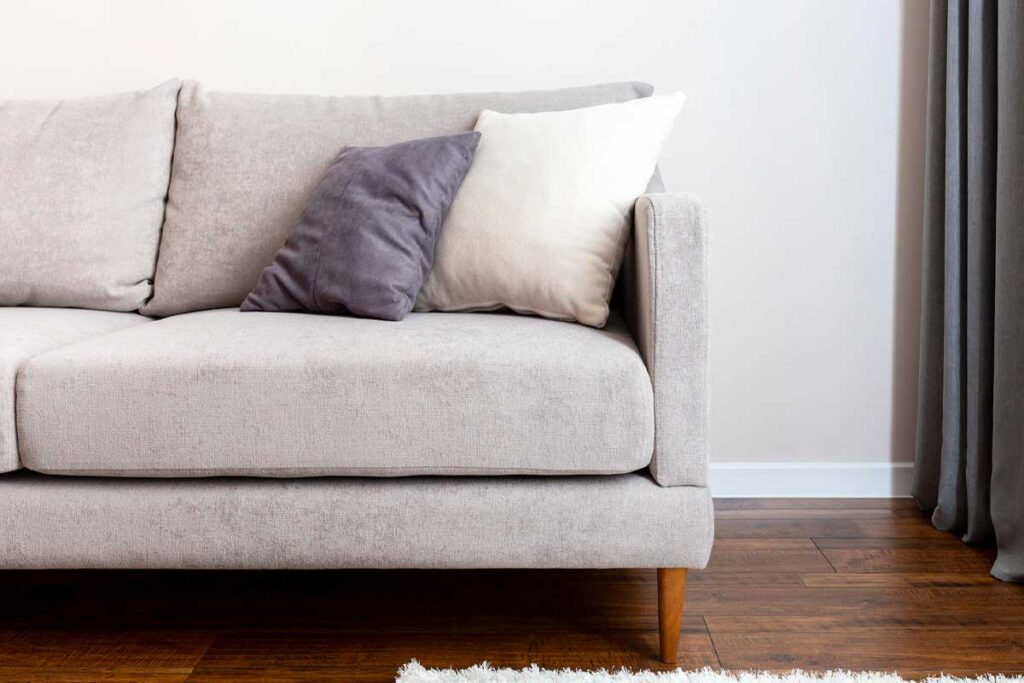 Por qué se manchan los muebles y qué lo hace un problema recurrente